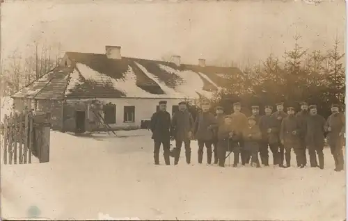 Militär/Propaganda 1.WK  Soldaten im Winter am Gehöft 1916 Privatfoto