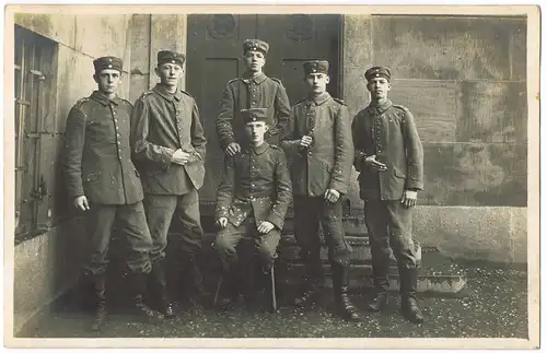 Foto  Militaria WK1 junge Soldaten vor Eingang 1917 Privatfoto