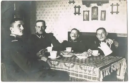 Ansichtskarte  Soldaten am Kaffeetisch Militaria 1912  gel. Bahnpost Chemnitz