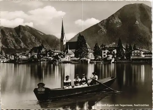 Rottach-Egern Ortsansicht, Frauen mit Festtrachten im Ruderboot 1960