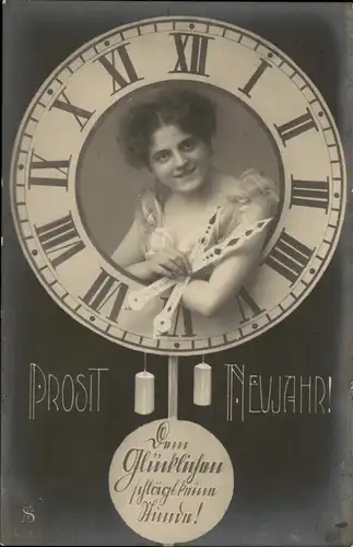 Neujahr/Sylvester schöne Frau mit Zeigern schaut aus der Uhr 1907
