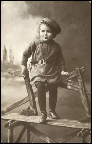 Ansichtskarte  Menschen/Soziales Leben - Kinder, Junge auf Bank 1919