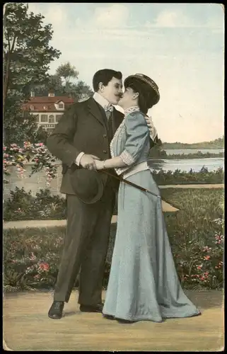 Menschen/Soziales Leben - Liebespaare küssende in feiner Kleidung 1918
