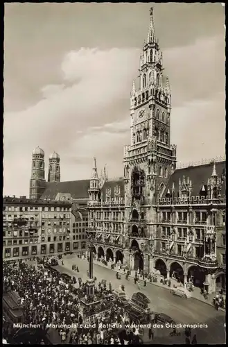 München Marienplatz und Rathaus während des Glockenspiels 1965