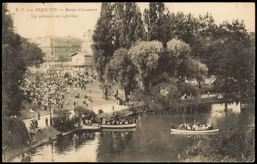 CPA Paris PARIS XIX Buttes-Chaumont Les pelouses au 14 Juillet 1907