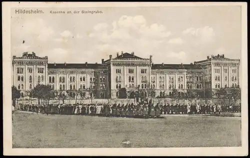 Ansichtskarte Hildesheim Soldaten vor der Kaserne 1916  gel. Feldpoststempel WK1