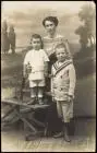 Ansichtskarte  Atelierfoto Frau Kinder 1914 gel. Stempel Niederbieber Segendorf