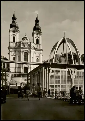 Postcard Prag Praha KAPJIOBI BAPLI, Partie an der Kirche 1970