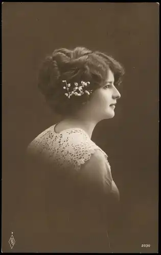 Menschen Soziales Leben Frauen-Porträtkarte Frau mit Haarschmuck 1913