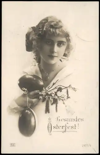 Ansichtskarte  Glückwunsch Ostern (Easter) Hübsche Frau mit Ostereiern 1920