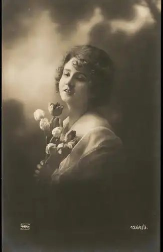 Frühe Fotokunst mit Frauen-Motiv Frau mit Blumen u. lasszivem Blick 1910