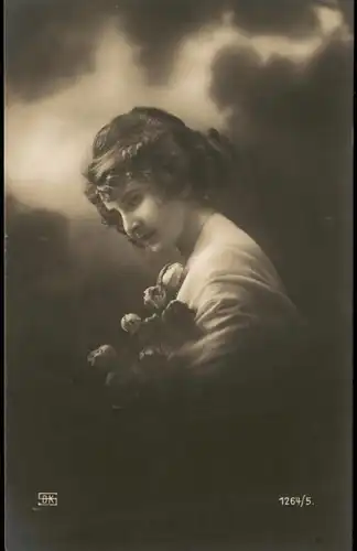 Ansichtskarte  Frühe Fotokunst mit Frauen-Motiv Mädchen mit Blumen 1910