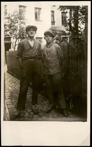 Menschen Soziales Leben 2 Junge Männer in Arbeitskleidung 1930 Privatfoto