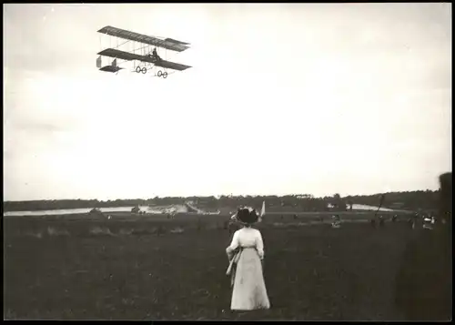 Gustav Blondeau in flight on Farman Biplane., Historisches Flugzeug 2000