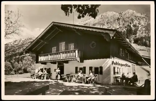 Ansichtskarte Bad Reichenhall Padinger Alm, Alm-Gaststätte mit Personen 1950