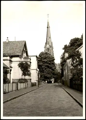 Ansichtskarte  Dorfstraße mit Kirche (ohne Ortsangabe) 1970