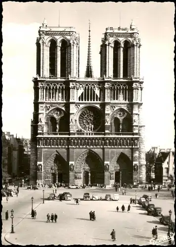 CPA Paris Notre-Dame et la Place du Parvis 1960