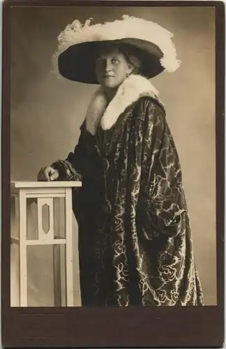 Menschen / Soziales Leben - Frauen CVV Federhut feine Kleidung 1902 Kabinettfoto
