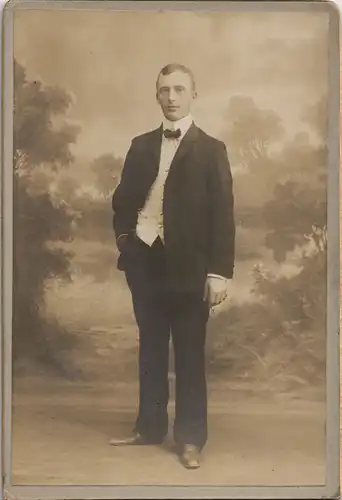 Menschen / Soziales Leben - Mann CDV Anzug Zigarette 1904 Kabinettfoto