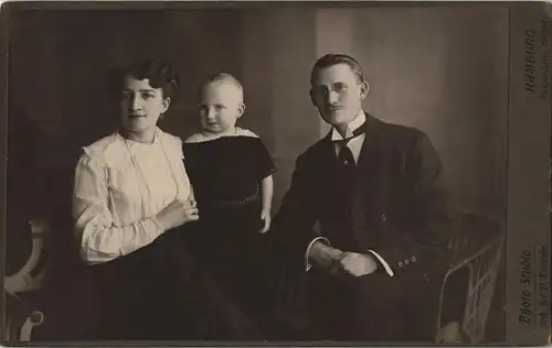 Ansichtskarte  CDC Familie in feiner Kleidung 1911 Kabinettfoto