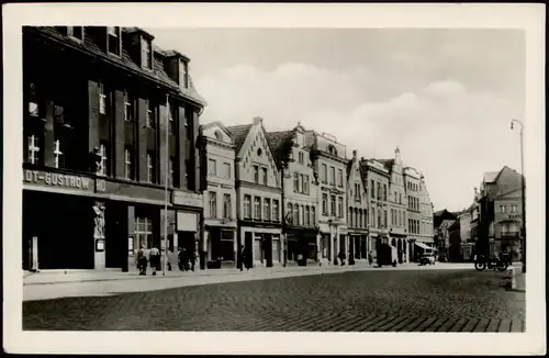 Ansichtskarte Güstrow Marktplatz, Geschäfte 1956