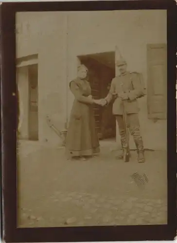 Militaria - Frau Soldat vor Geschäft - Pickelhaube 1914 Privatfoto