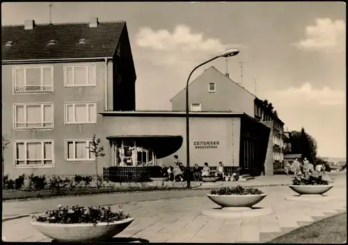 Mittweida Bahnhofsvorplatz, Personen vor Zeitungen Geschäft 1964