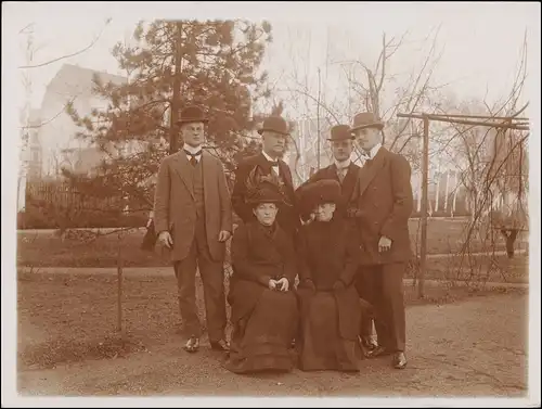 Ansichtskarte  Männer mit Melone Frauen in feiner Kleidung 1906