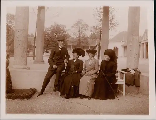 Ansichtskarte  Frauen in Männer in feiner Kleidung - Kuranlagen 1912