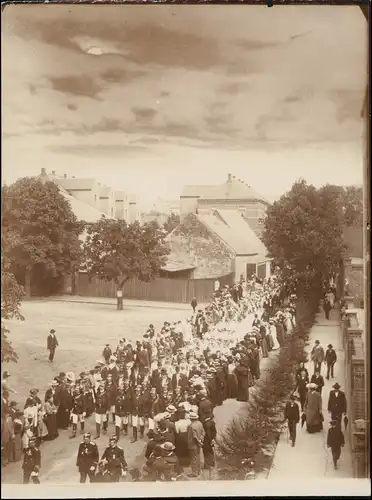 Ansichtskarte  Militärparade - Straße belebt, Soldaten 1912