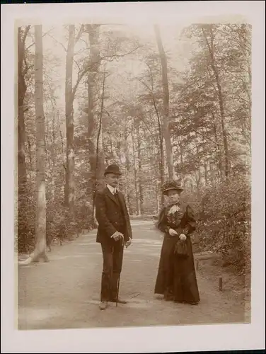 Herrschaften in feiner Kleidung im Wald Mode Zeitgeschichte 1908