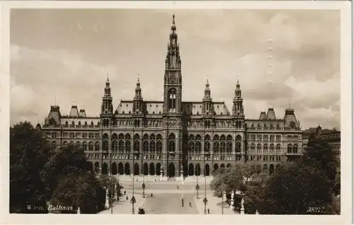 Ansichtskarte Wien Wiener Rathaus 1943 Propaganda Zeichen im Fenster gel. Feldpost 2. WK