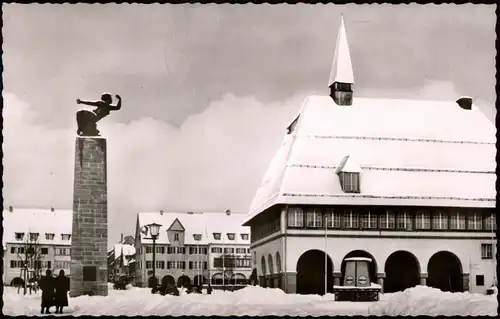 Ansichtskarte Freudenstadt Stadthaus mit Gedenksäule im Winter 1965