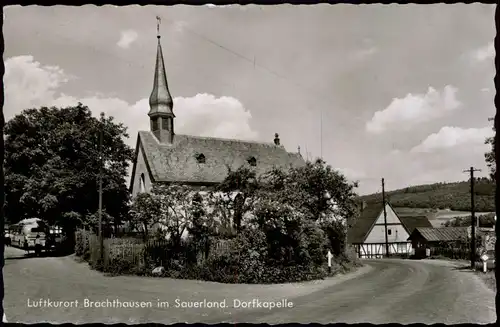 Ansichtskarte Brachthausen-Kirchhundem Straßenpartie an der Kirche 1962