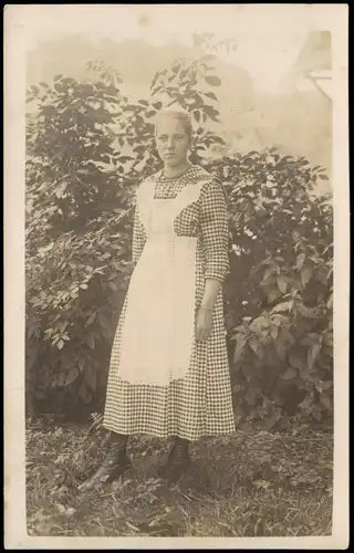 Menschen / Soziales Leben - schöne Frau im Garten 1922 Privatfoto