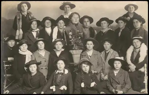 Soziales Leben - Gruppenfotos Frauen - feine Kleidung 1930 Privatfoto Foto