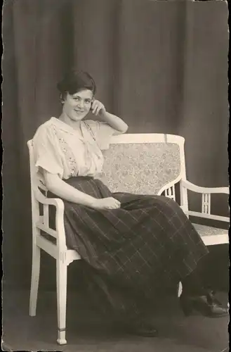 Foto  Junge Frau auf Bank - Atelierphoto 1929 Privatfoto