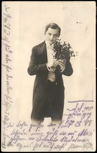 Ansichtskarte  Junger Mann im Anzug mit Blumen coloriertes Foto 1914