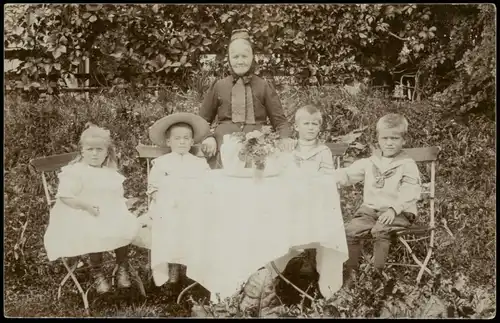 Mütterchen in Tracht und Kinder am Gartentisch 1913 Privatfoto