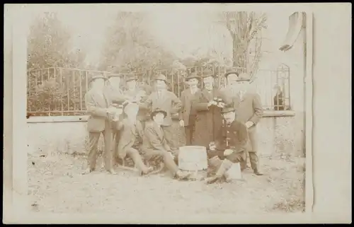 Menschen / Soziales Leben - Männer vor Fas beim trinken 1912 Privatfoto