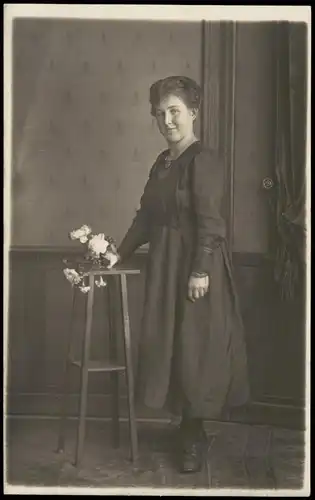 Menschen / Soziales Leben - Frau Atelierfoto Kleidung Mode 1924 Privatfoto Foto