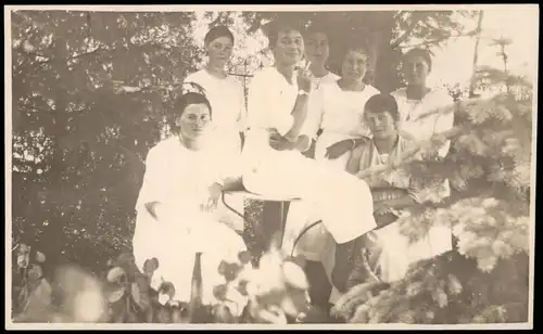 Schöne Frauen weiße Kleider rauchend im Wald 1922 Privatfoto Foto