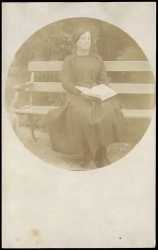 Schöne Frau auf Bank sitzend - Kleid Mode Zeitgeschichte 1922 Privatfoto Foto
