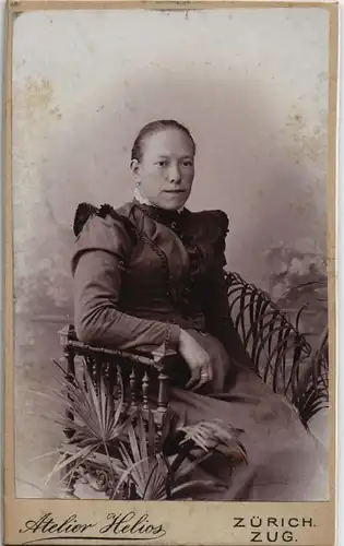 Ansichtskarte  Frau im Schaukelstuhl CDV Helios Zürich ZUG 1891 Kabinettfoto