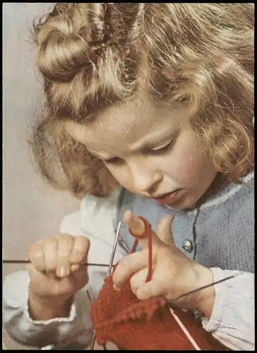 Ansichtskarte  Soziales Leben - Kinder, Mädchen beim Stricken/Häkeln 1950