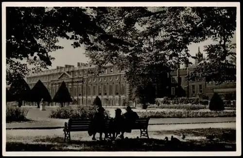 Postcard London Hampton Court Palace 1940