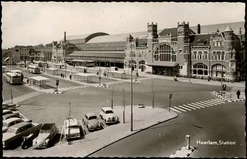 Postkaart Haarlem Bahnhof Station, Autos u.a. Volkswgen VW Käfer 1960