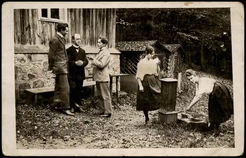 Männer und Frauen im Garten Zeitgeschichte - Fotokarte 1923 Privatfoto