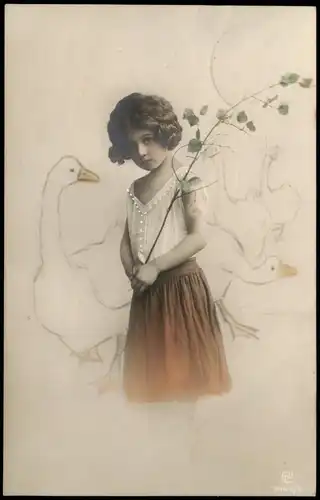 Mädchen Kindert Fotokunst als Gänsehirtin Colorierte Fotokarte 1910