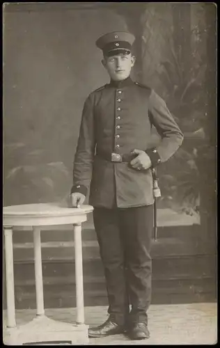 Foto  Junger Soldat, Militaria WK1 - Atelierfoto 1915 Privatfoto